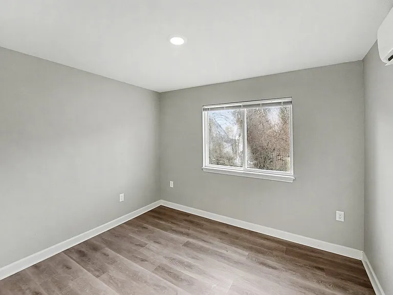 Mayfair Apartments — Photo 23