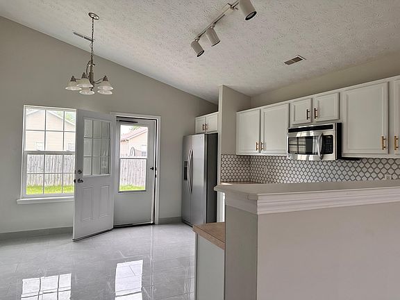 4th image of 761 Burgess Ave
