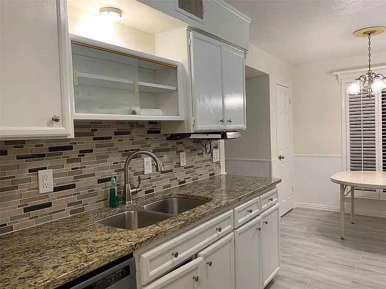 2211 Montclair Dr — Photo 5