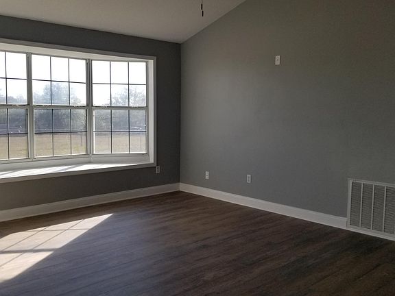 Bay Window Room (Living, Dining, Family - you choose) Great window area for plants or reading nook