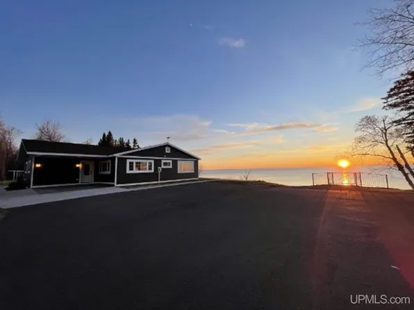 57275 Lakeshore Dr, Calumet, MI 49913