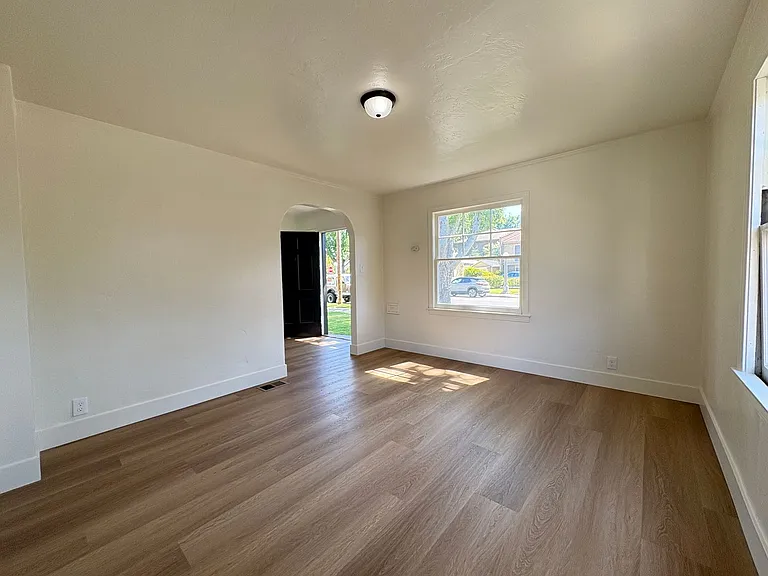 11 S Hutchins St — Photo 10