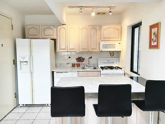 4th image of 421 E 12th St APT 12