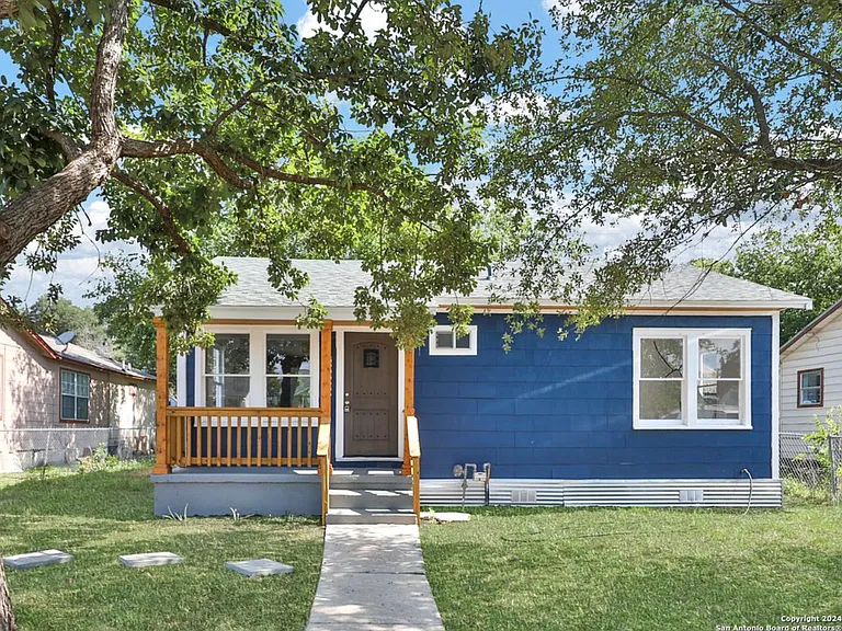 127 Burke Ave — Photo 2
