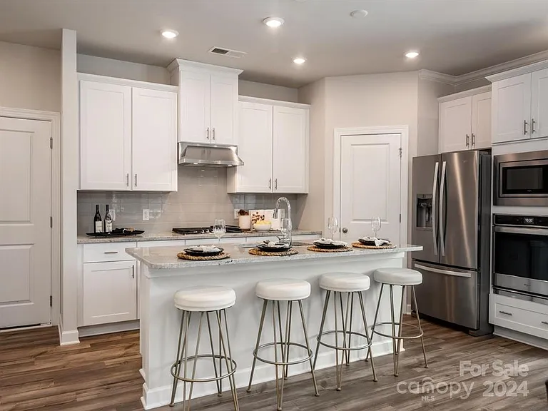 325 Cranford Dr — Photo 8