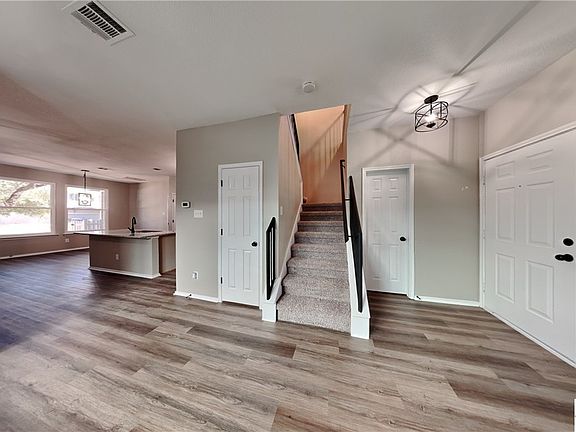 2nd image of 215 N Lynnwood Trl