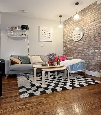 Rented by EXR | media 10