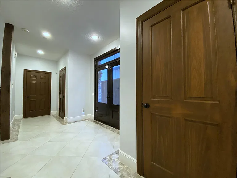 1012 Crocker St — Photo 2