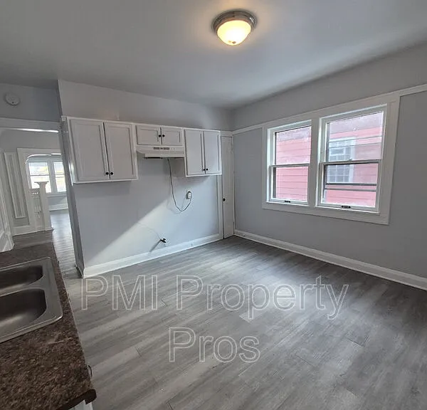 2517 W Hadley St — Photo 8