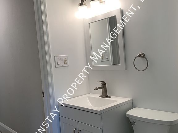 3rd image of 815 Main St APT 6