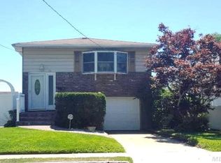 24 Garfield Pl, Lindenhurst, NY 11757