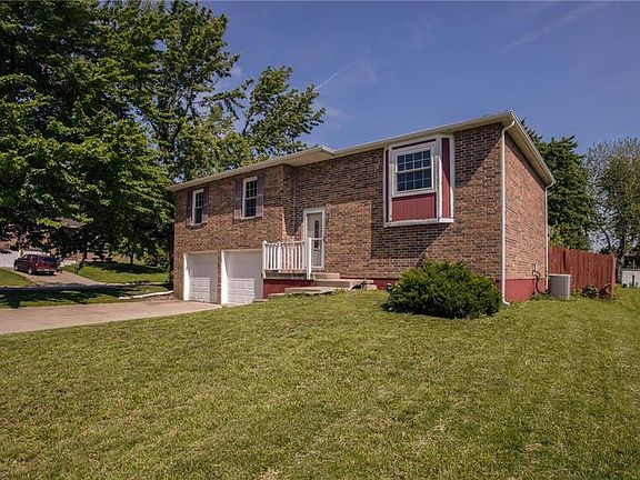 3rd image of 820 NE Cambridge Dr