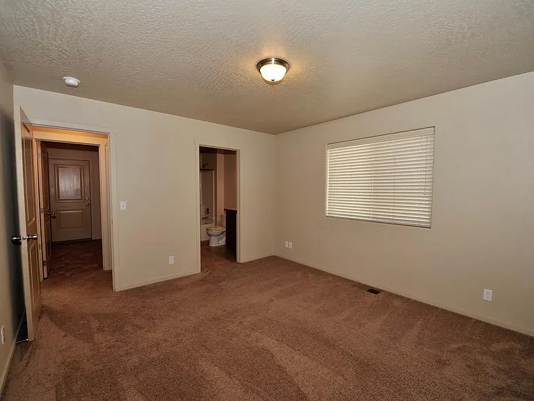 1288 N Pyroclast St — Photo 10