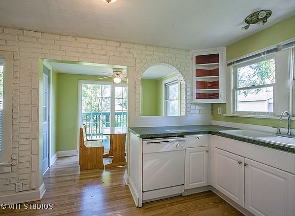 4th image of 532 Pleasant St