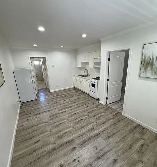 2922 S Budlong Ave #7 — Photo 8