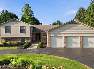 3260 Ravinewood Dr, Commerce Township, MI 48382