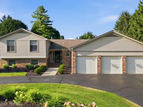 3260 Ravinewood Dr, Commerce Township, MI 48382