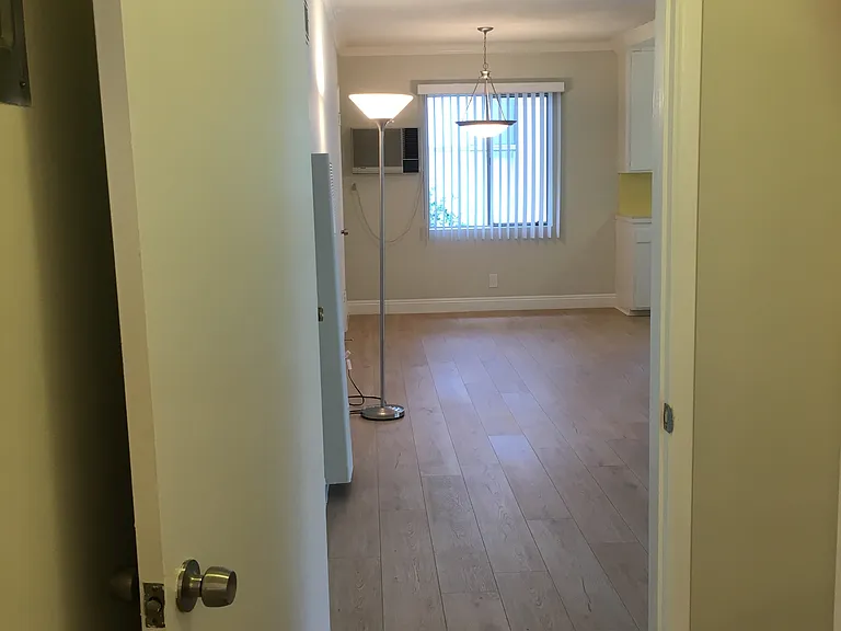 122 N Wetherly Dr — Photo 7