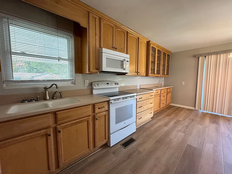 1419 Pearl Ave SW — Photo 3