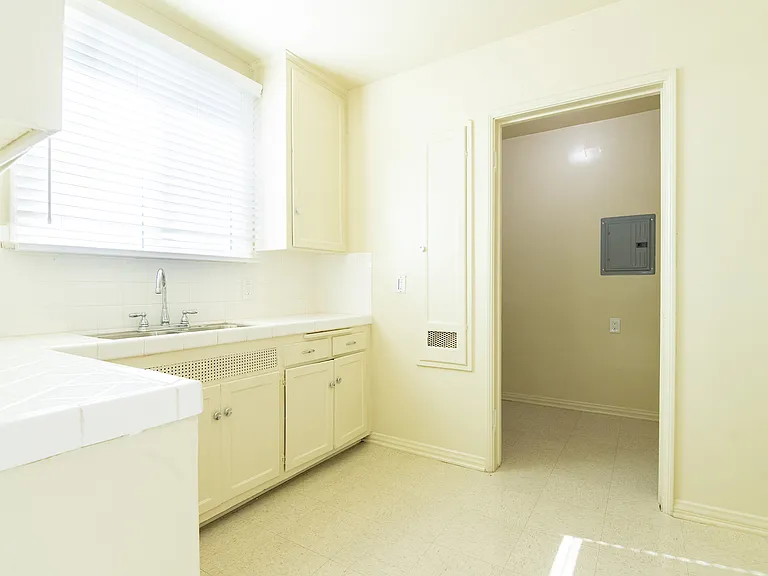 309 N 1st St #1/2 — Photo 20