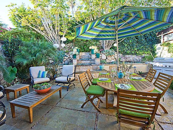 Dining patio off kitchen