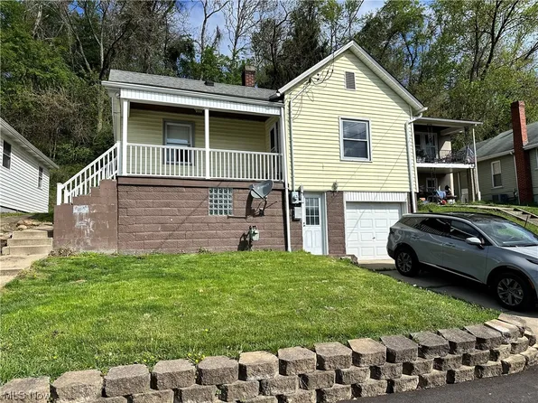 825 Woods Ln, Martins Ferry, OH 43935
