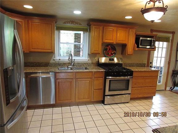 4th image of 628 Courtview Dr
