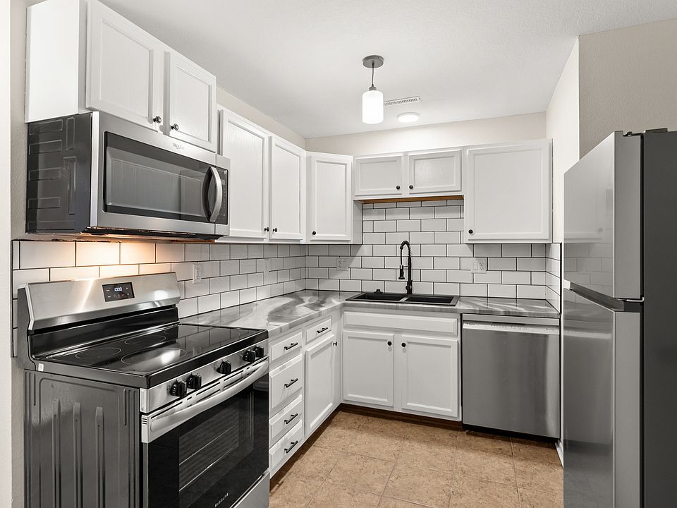 1st image of 428 Stonehaven Dr #9
