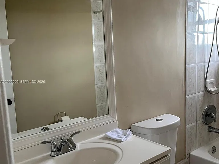 4550 NW 9th St #701E — Photo 5