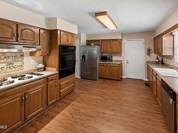 4th image of 1860 Cedardale Ln