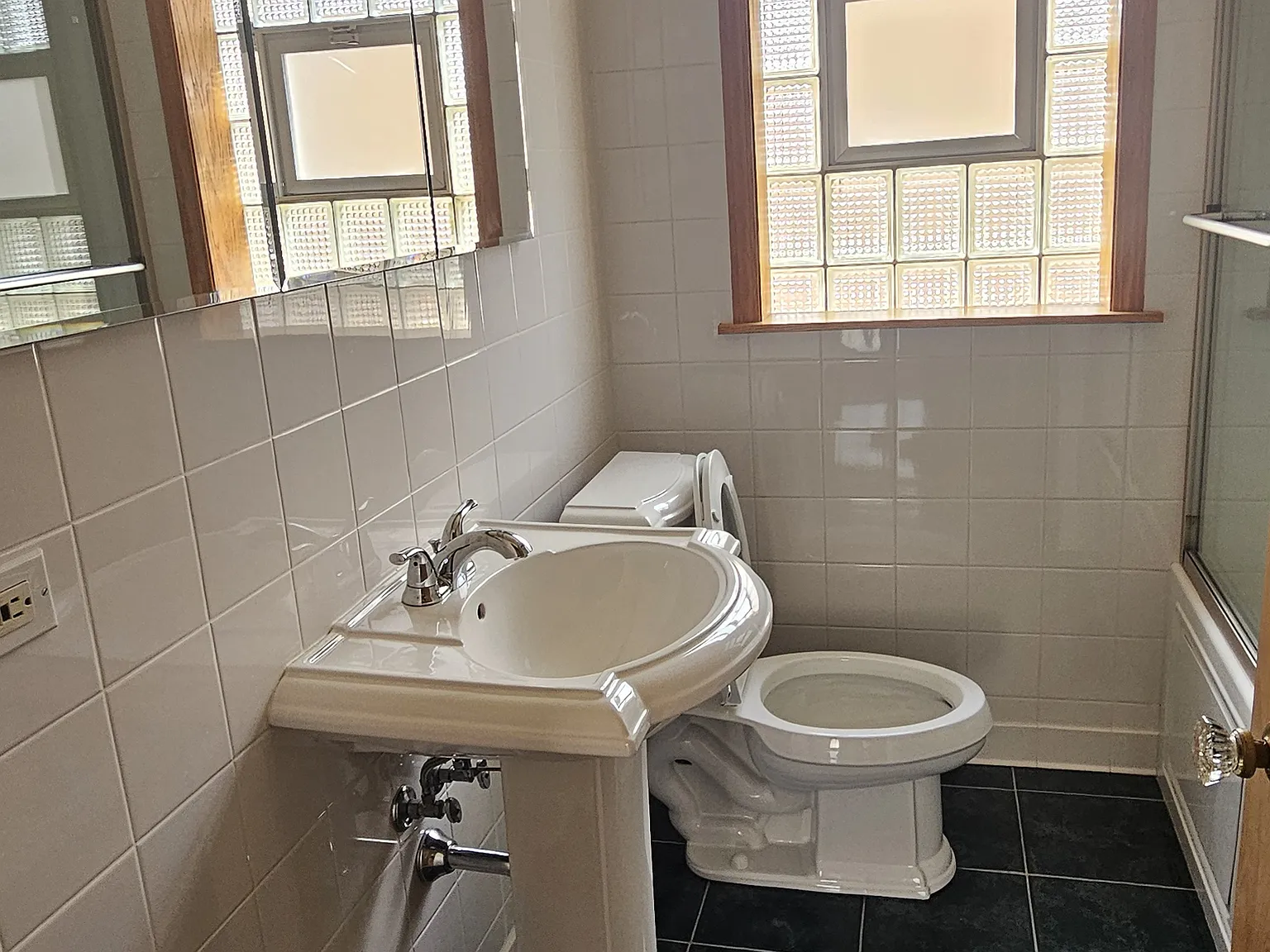 3 bed, 1300 sqft, $2,300 — Photo 2