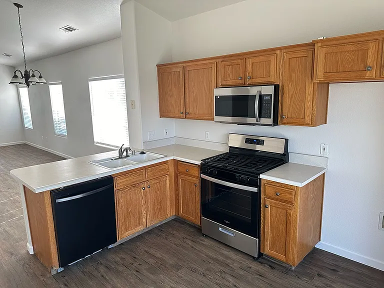 1404 Bradley Ct — Photo 4