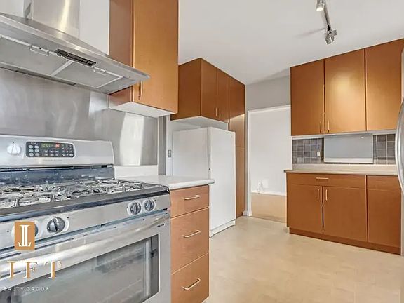 5th image of 4861 Highlawn Dr #4861