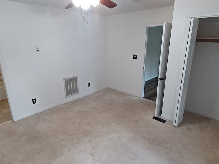 211 Sheffield Ct — Photo 8