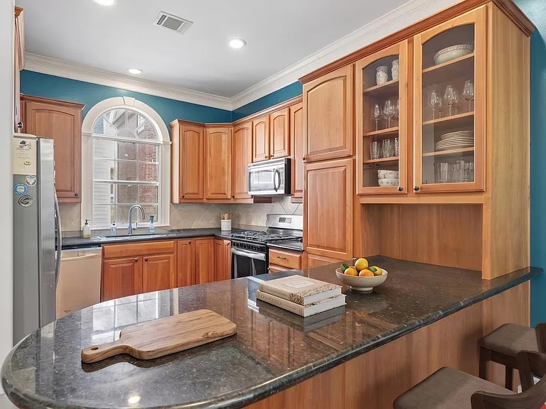 1007 Crocker St — Photo 6