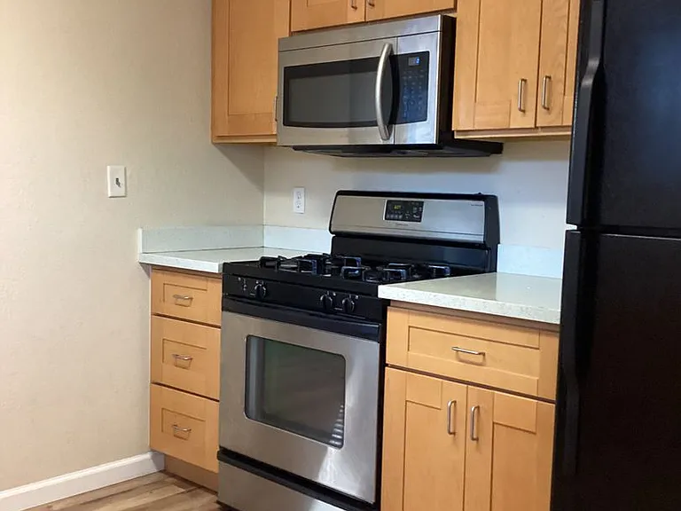 184 E Washington Ave — Photo 6