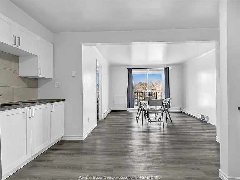 2136 Wyandotte St W #32 — Photo 8