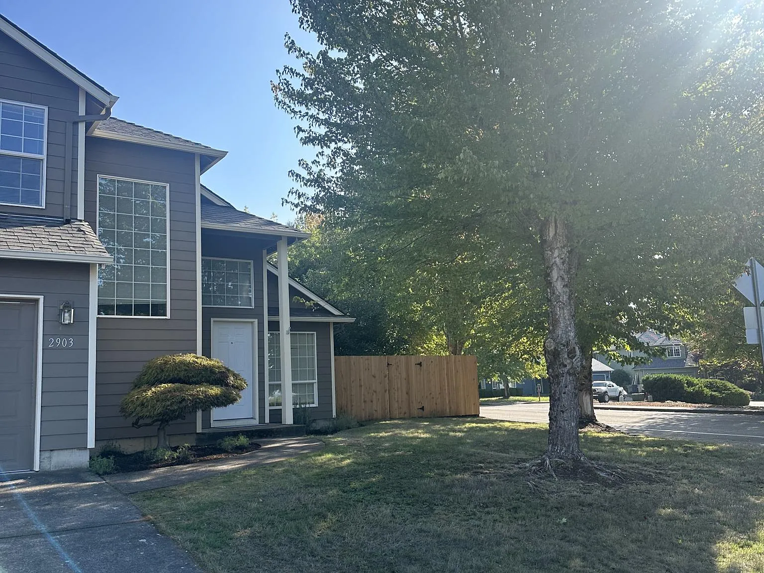 5 bed, 2.5 bath, 2628 sqft, $4,200 — Photo 2