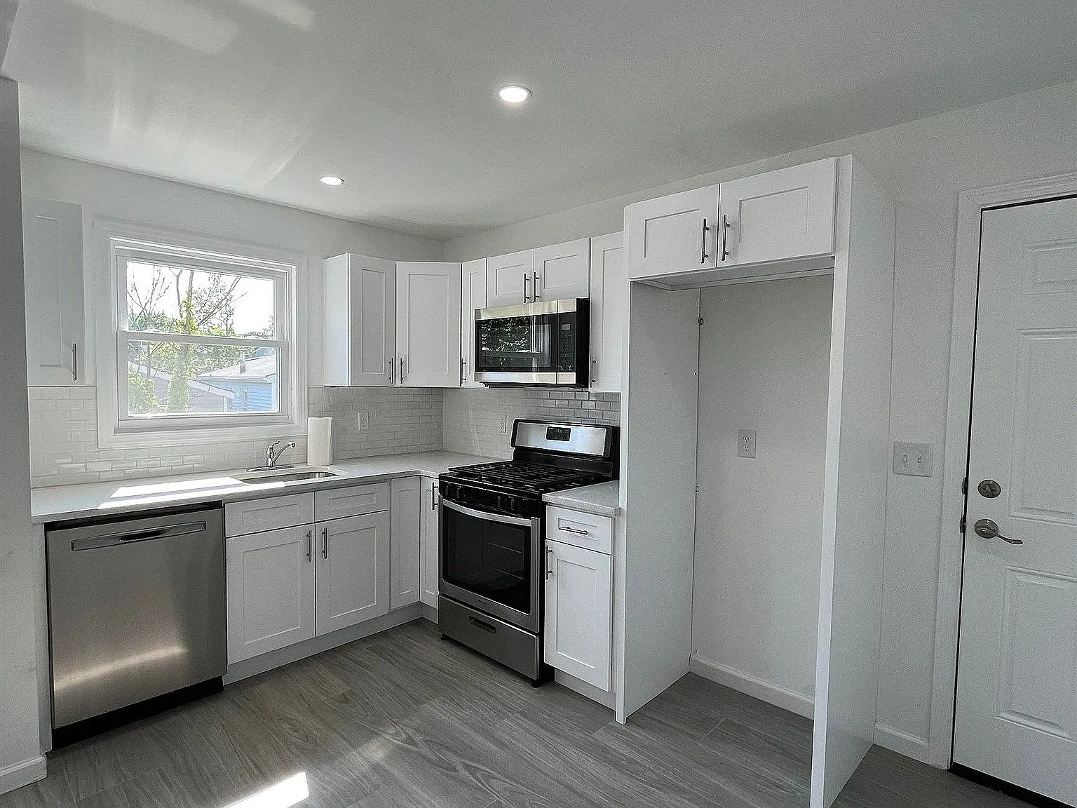 3 bed, 1200 sqft, $3,200 — Photo 3