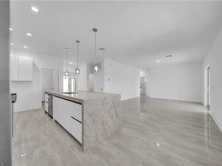 1142 Dutchess St E — Photo 10