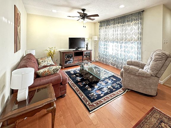 3rd image of 625 Mission Ave NE #A