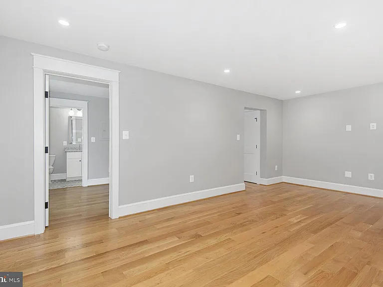 11 S Madison St #203 — Photo 3