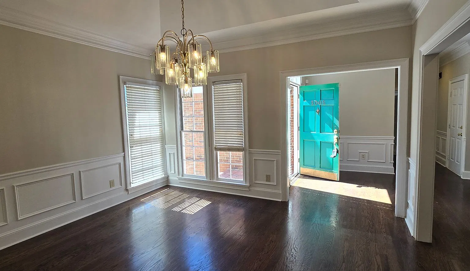 Four-Sided Brick Ranch in Johns Creek! — Photo 3