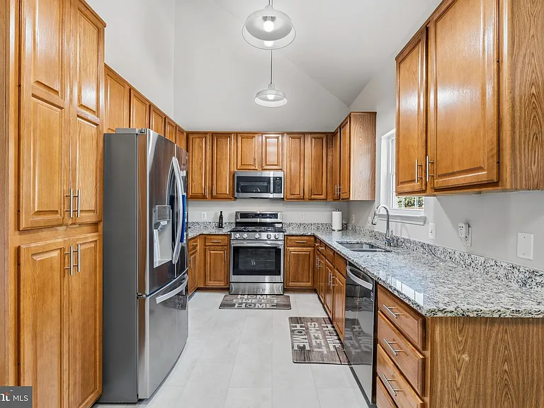 13922 Rutgers Ct — Photo 20