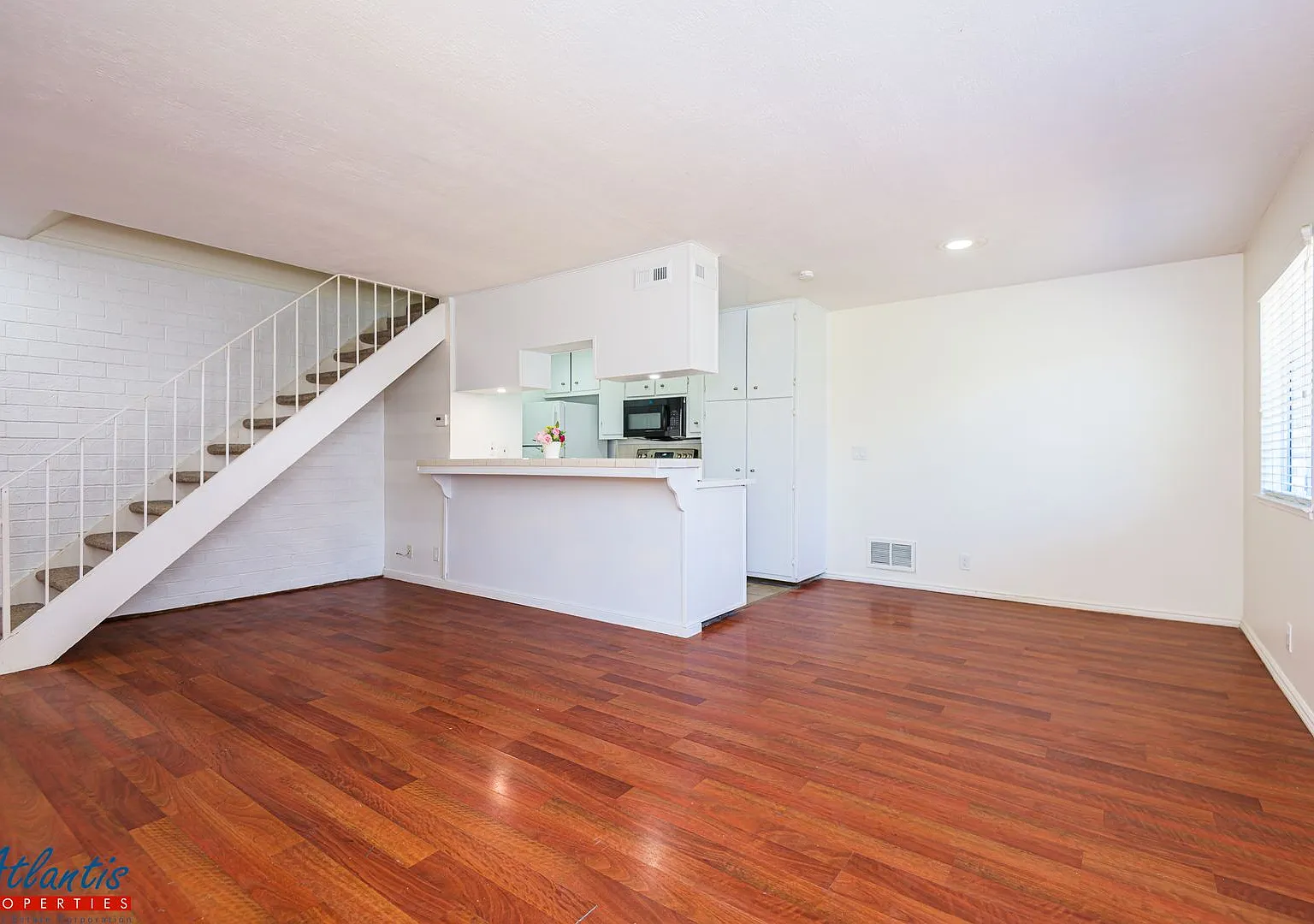Lovely Condo | Hwd Laminate Flooring | Carport — Photo 1