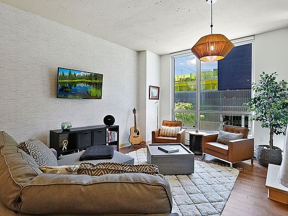 4th image of 901 2nd St S #206