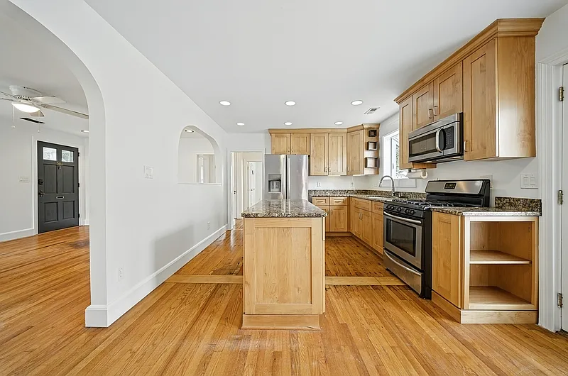 3 bed, 2.0 bath, $2,200 — Photo 2
