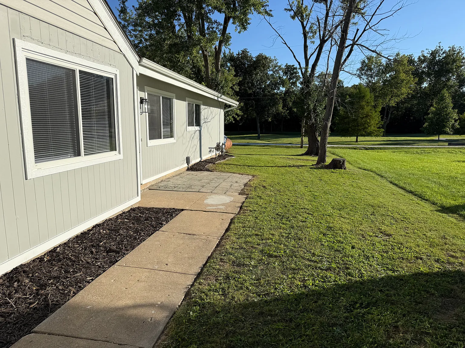 3 bed, 1000 sqft, $1,400 — Photo 2