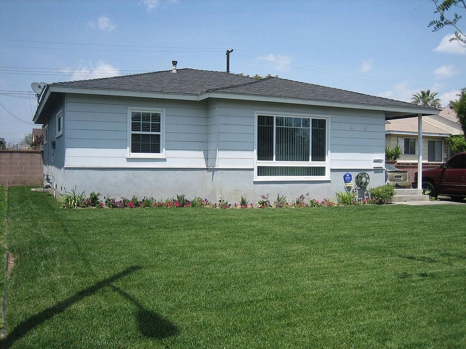 Great Curb Appeal!