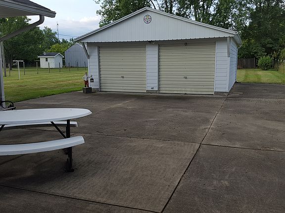 Detached garage